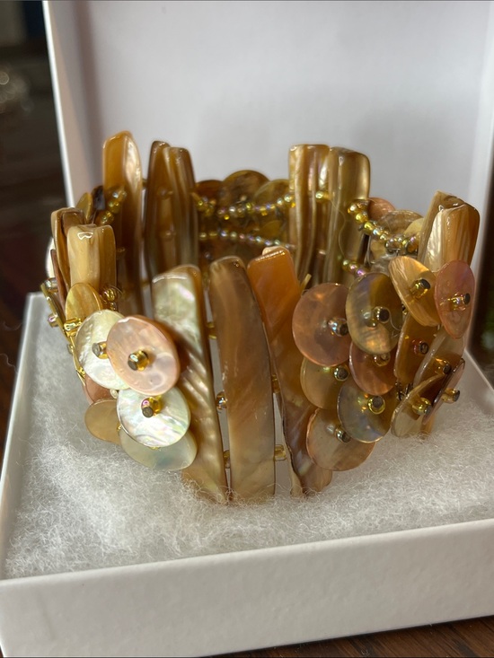 Jewelry - Shell Button Stretch Bracelet - Tan Pearlescent Beads